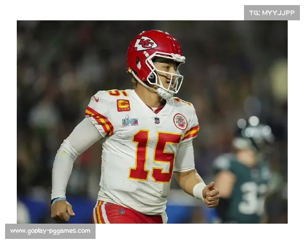 凯尔西观战母校辛辛那提比赛 酋长队友马霍姆斯同场亮相引关注